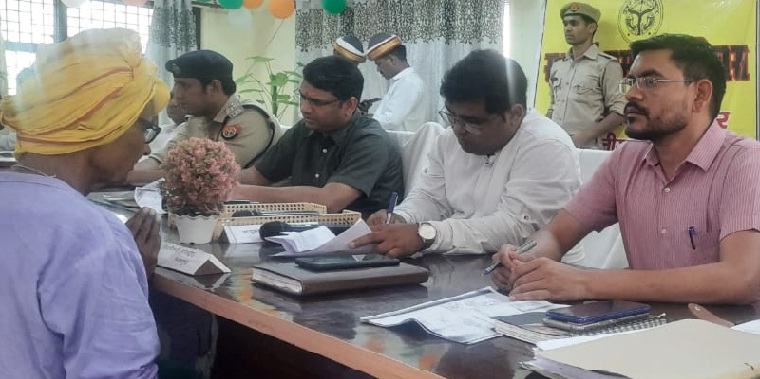 Gonda:75 वर्ष बाद भी नहीं छूटी हाथ जोड़कर फरियाद करने की आदत!