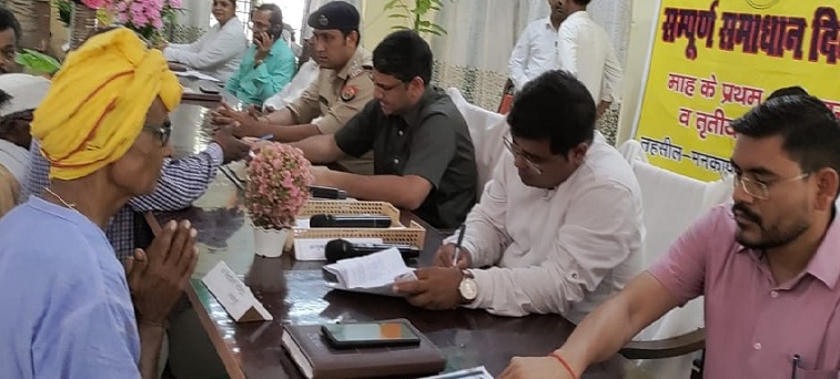 Gonda:75 वर्ष बाद भी नहीं छूटी हाथ जोड़कर फरियाद करने की आदत!