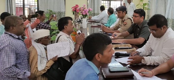 Gonda:75 वर्ष बाद भी नहीं छूटी हाथ जोड़कर फरियाद करने की आदत!