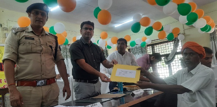 Gonda:75 वर्ष बाद भी नहीं छूटी हाथ जोड़कर फरियाद करने की आदत!