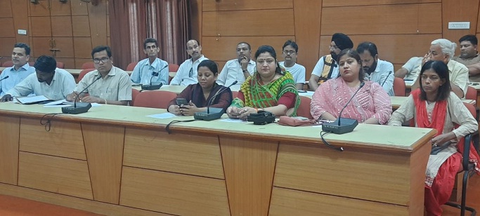 Gonda News : रेडक्रास की शाखाओं का कराएं पुनर्गठन-डीएम का निर्देश