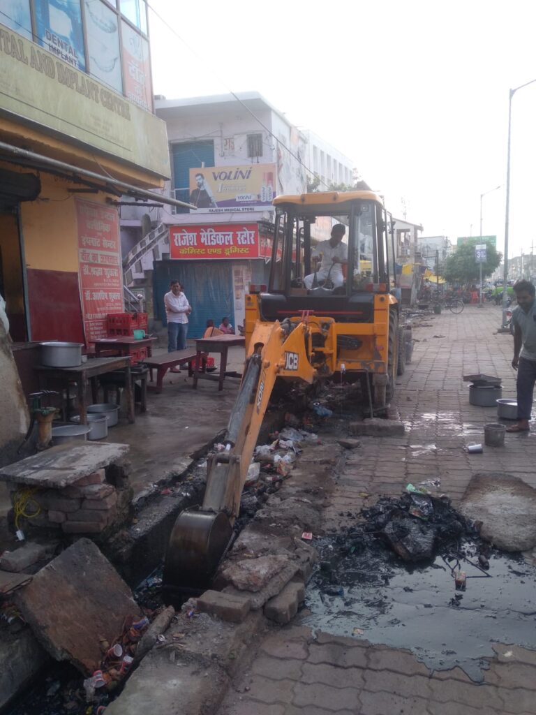 सिटी मजिस्ट्रेट के फरमान पर युद्धस्तर पर नाले नालियों की सफाई शुरू