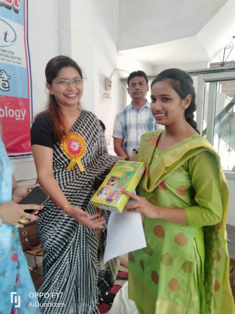 आईसीआईटी के आंगन में हुई कला प्रतियोगिता, छात्र - छात्राओं ने दिखाई प्रतिभा