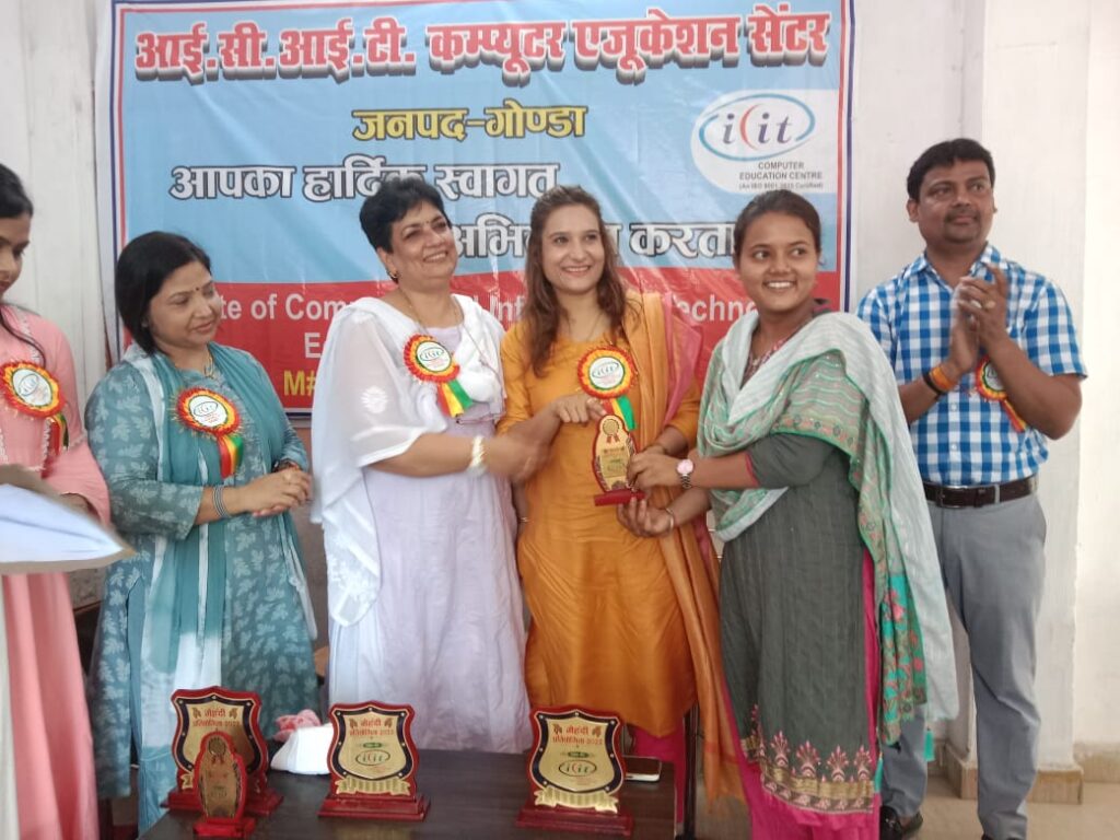 आईसीआईटी की छात्राओं ने हाथों में रचाई प्रतिभा की मेंहदी