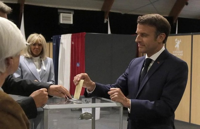 फ्रांस के संसदीय चुनाव में राष्ट्रपति इमैनुएल मैक्रों ने बहुमत गंवाया