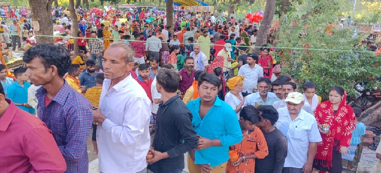 Balrampur : वरिष्ठ पुलिस अधिकारी पहुंचे शिवगढ़ धाम, परखी व्यवस्था