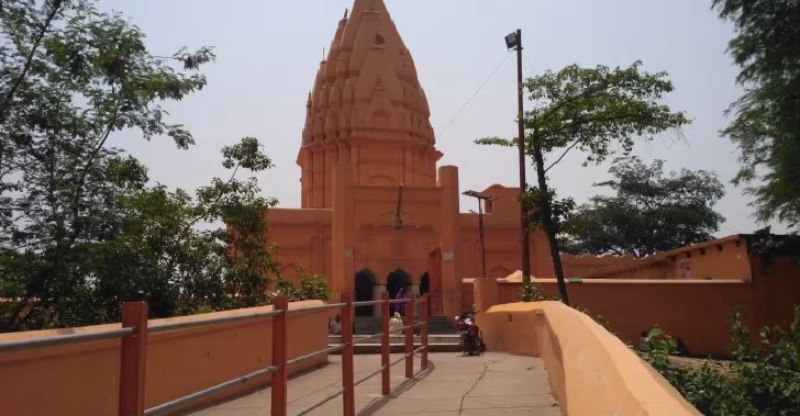 Gonda : ASP पहुंचे पृथ्वीनाथ मंदिर, लिया सावन मेले की तैयारियां का जायजा