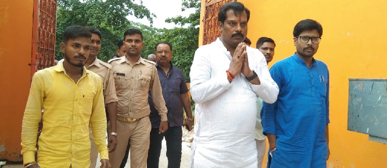 Gonda : मंदिर पहुंचकर विधायक ने किया पोखरे के सुंदरीकरण का निरीक्षण