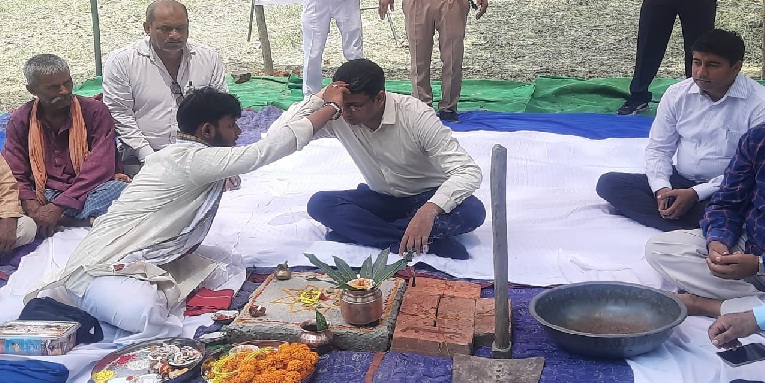 Gonda : जिलाधिकारी ने किया अमृत सरोवर का शुभारंभ