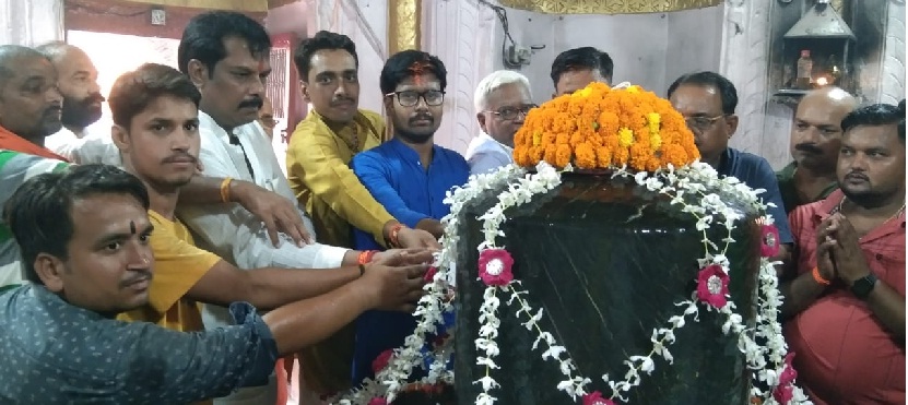 Gonda : मंदिर पहुंचकर विधायक ने किया पोखरे के सुंदरीकरण का निरीक्षण