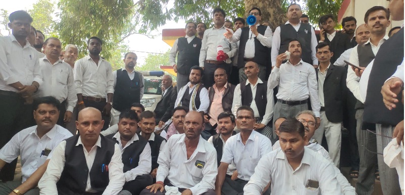 Gonda : सदर तहसीलदार के विरोध में 13वें दिन भी जारी रहा आन्दोलन