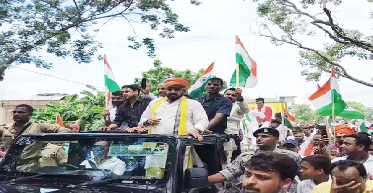 Gonda : बृजभूषण ने निकाली 90 किलोमीटर लम्बी तिरंगा यात्रा