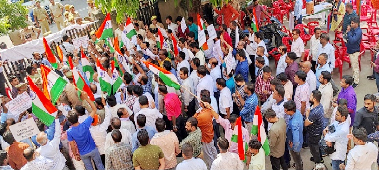 Gonda : इलेक्ट्रीसिटी बिल का अभियंताओं ने किया विरोध