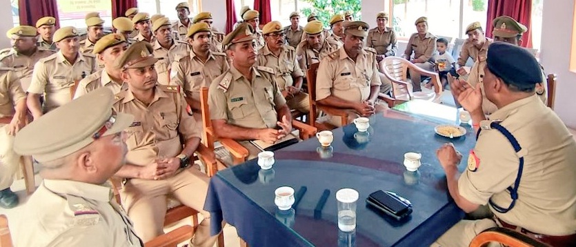Gonda : ASP ने किया विवेचकों संग अर्दली रूम, चौकीदारों संग पी चाय