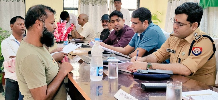 Gonda : समाधान दिवस में गैर हाजिर अधिकारियों के खिलाफ रिपोर्ट