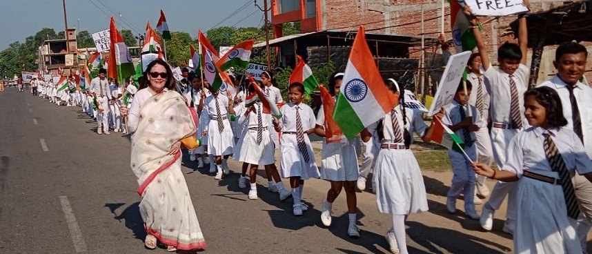 Gonda : इंद्रा इंटरनेशनल स्कूल के बच्चों ने निकाली तिरंगा रैली 2 Gonda : इंद्रा इंटरनेशनल स्कूल के बच्चों ने निकाली तिरंगा रैली