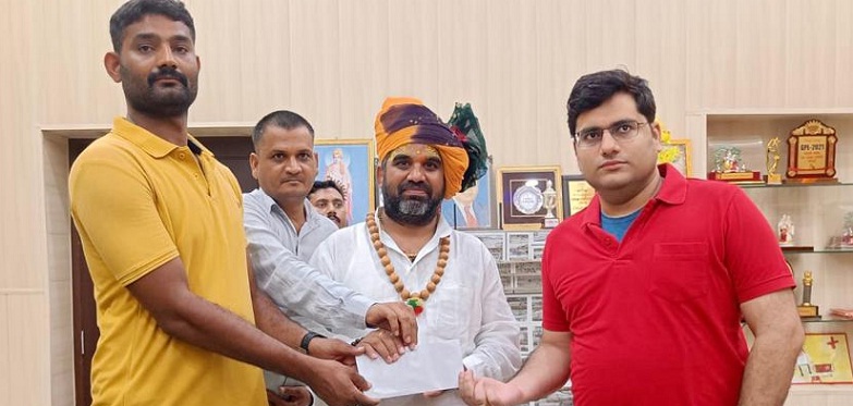 Gonda : SP से मिले हनुमान गढ़ी के महंत, पुलिस टीम को दिया इनाम