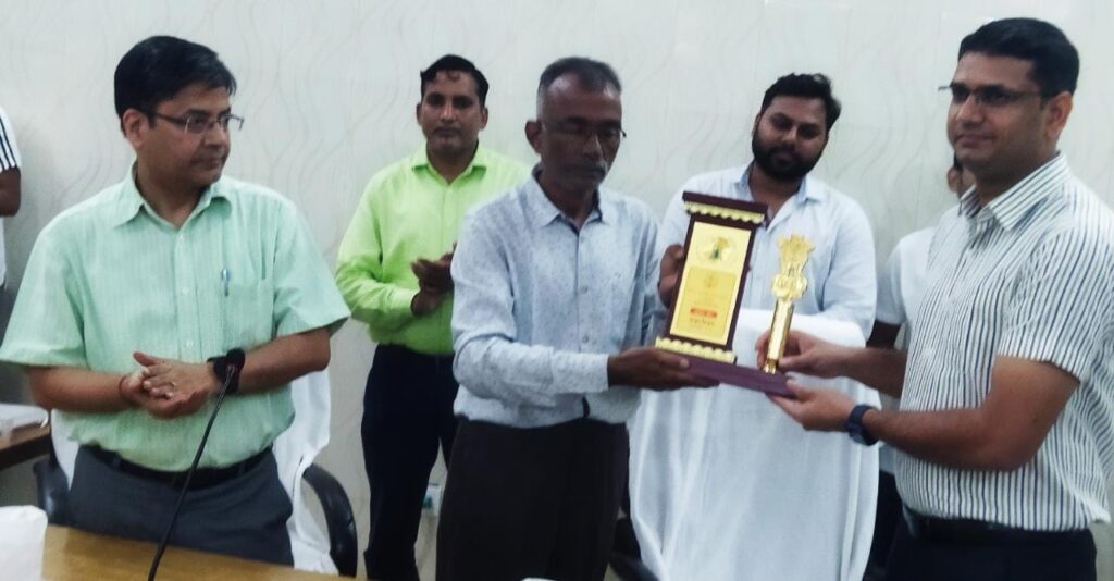 योग दिवस पर सराहनीय कार्य के लिए प्रशिक्षक सम्मानित 2 योग दिवस पर सराहनीय कार्य के लिए प्रशिक्षक सम्मानित