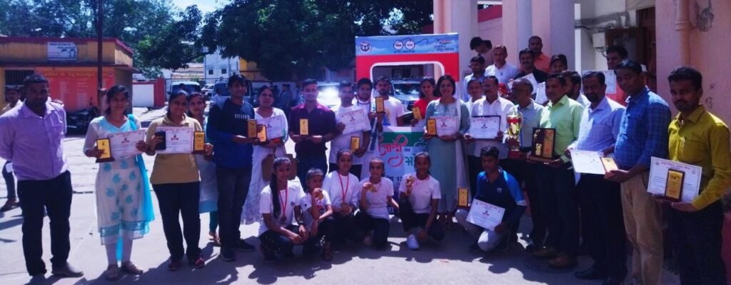 योग दिवस पर सराहनीय कार्य के लिए प्रशिक्षक सम्मानित 1 योग दिवस पर सराहनीय कार्य के लिए प्रशिक्षक सम्मानित