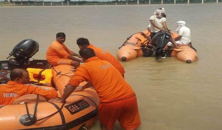 उप्र : नाव दुर्घटना में लापता आठ और शव मिले, अब तक यमुना नदी से 11 शव बरामद