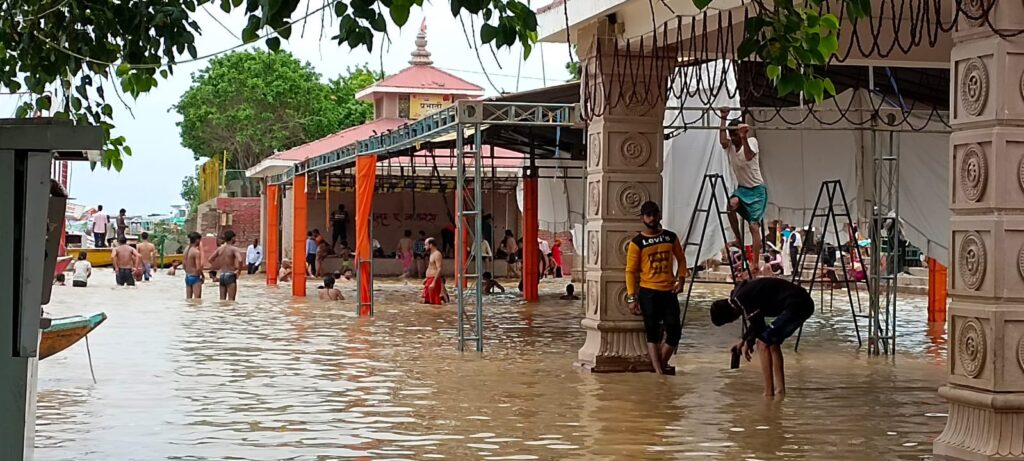 वाराणसी में चेतावनी बिंदु के समीप पहुंचीं गंगा, वरुणा का कॉरिडोर मार्ग भी डूबा