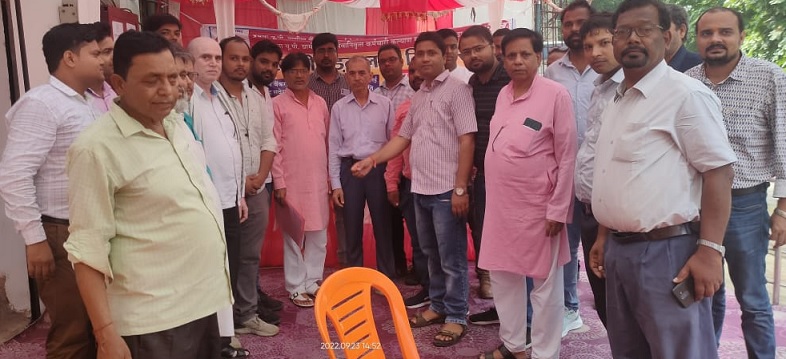 Gonda : प्रथमा बैंक में रही हड़ताल, RM को सौंपा ज्ञापन