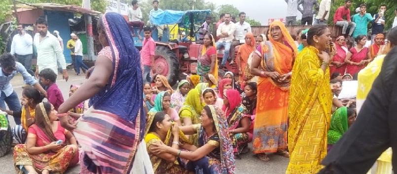 Gonda : उत्तेजित ग्रामीणों ने राजमार्ग पर किया प्रदर्शन-तोड़फोड़, मुकदमा दर्ज