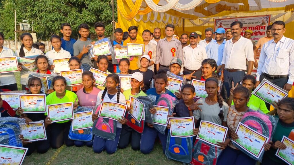 डीएम ने प्रमाण पत्र व पुरस्कार का किया वितरण