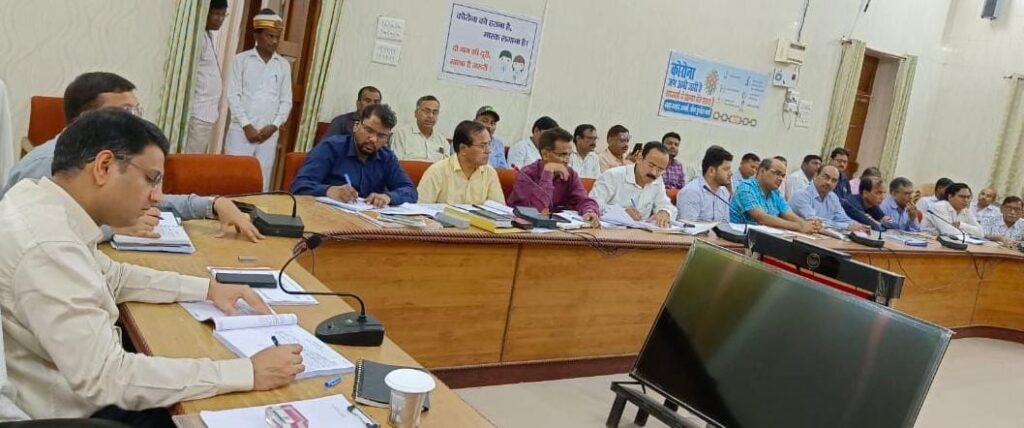 Gonda : समीक्षा बैठक में छह अधिकारियों पर डीएम ने की कार्रवाई, रोका वेतन