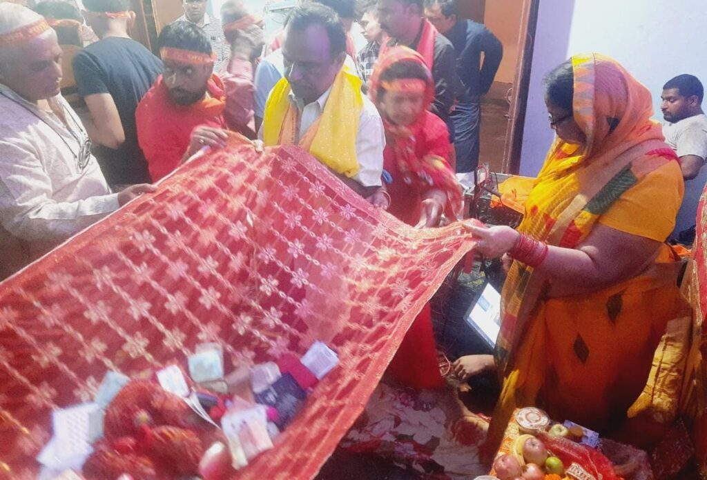 कटड़ा में भूमिका मंदिर पर गोंडा के भक्तों ने किया जागरण 2 कटड़ा में भूमिका मंदिर पर गोंडा के भक्तों ने किया जागरण