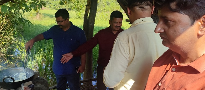 Bahraich : …जब DM ने छानी पूड़ी, SP ने चलाया खोया!