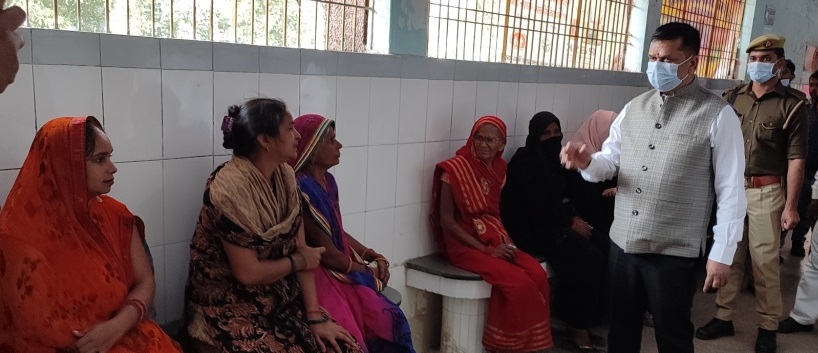Bahraich : DM ने किया जिला चिकित्सालय का औचक निरीक्षण