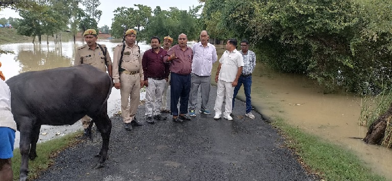 Gonda : डीएम ने बाढ़ क्षेत्रों में उतारी अधिकारियों की फौज