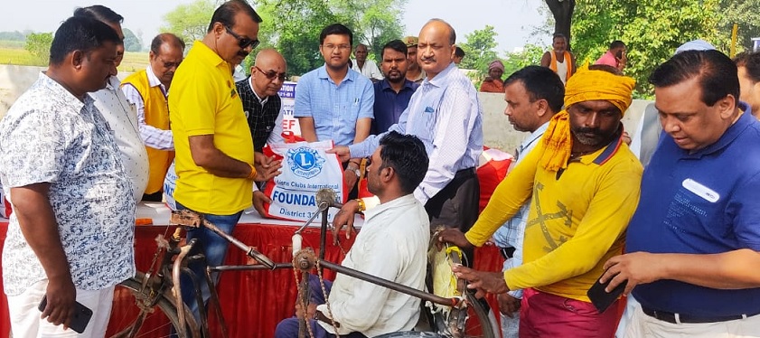 Gonda : बाढ़ पीड़ितों को लायंस क्लब ने बांटा राहत सामग्री