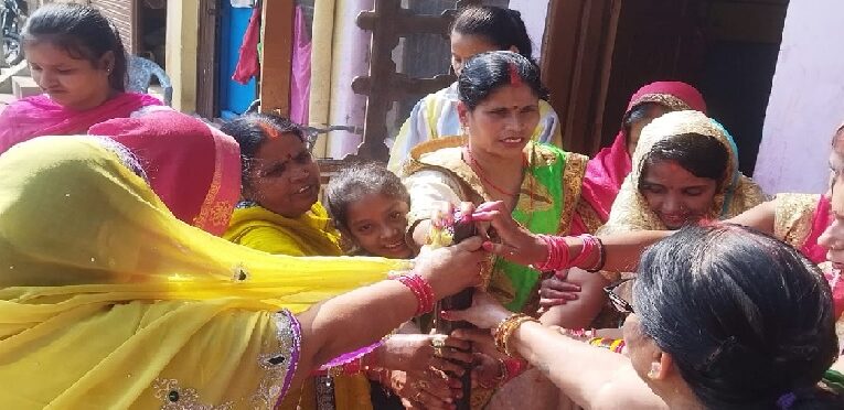 Balrampur : बहनों ने व्रत रखकर मनाया भाई दूज का त्योहार