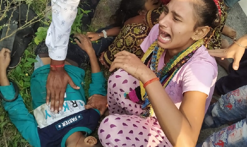 Gonda : अनियंत्रित कार से कुचलकर सगी बहनों समेत तीन की मौत