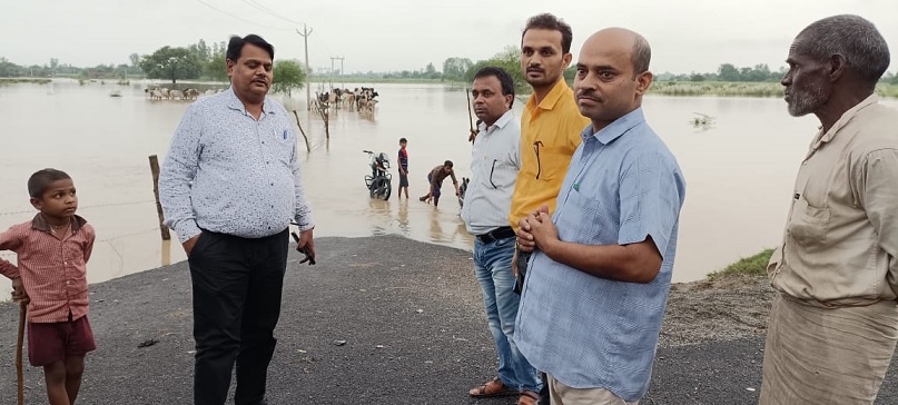 Gonda : डीएम ने बाढ़ क्षेत्रों में उतारी अधिकारियों की फौज