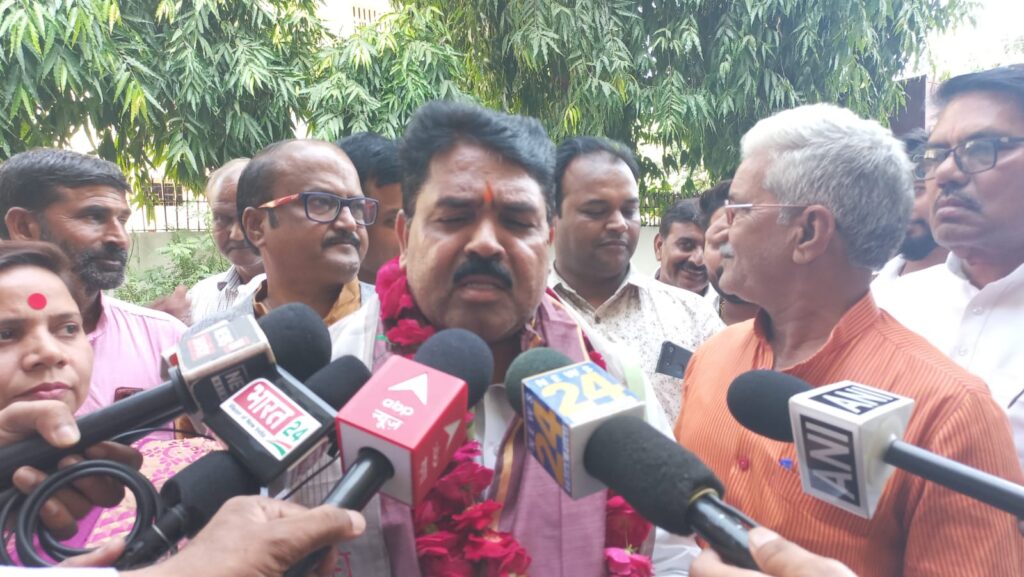 नेताजी की आत्मा ने दिलवाया भाजपा से टिकट, शिवपाल का आशीर्वाद मेरे साथ : रघुराज शाक्य 1 नेताजी की आत्मा ने दिलवाया भाजपा से टिकट, शिवपाल का आशीर्वाद मेरे साथ : रघुराज शाक्य