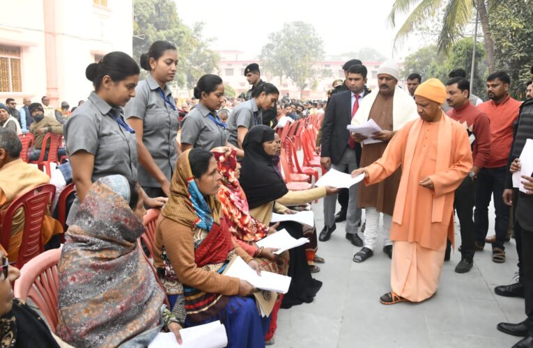 मुख्यमंत्री योगी ने गोरखपुर में 600 लोगों की सुनी समस्याएं