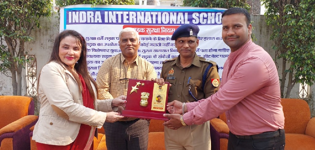 Gonda : इंद्रा इंटरनेशनल स्कूल के बच्चों को ASP ने दिए टिप्स