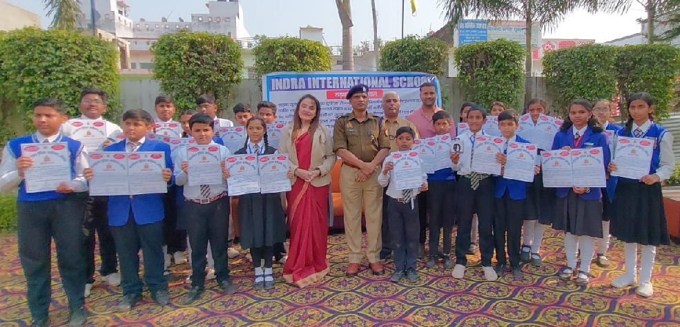 Gonda : इंद्रा इंटरनेशनल स्कूल के बच्चों को ASP ने दिए टिप्स