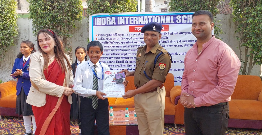 Gonda : इंद्रा इंटरनेशनल स्कूल के बच्चों को ASP ने दिए टिप्स