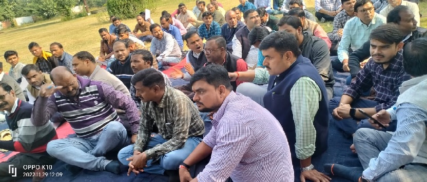 Gonda : दूसरे दिन भी बेमियादी हड़ताल पर रहे बिजली कर्मी व अफसर