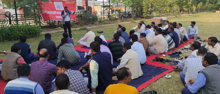 Gonda : दूसरे दिन भी बेमियादी हड़ताल पर रहे बिजली कर्मी व अफसर