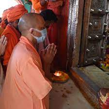 मुख्यमंत्री योगी पहुंचे अयोध्या, हनुमागढ़ी में की पूजा अर्चना