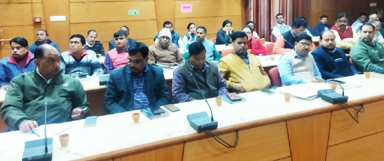 Gonda : गांव के अंतिम व्यक्ति तक पहुंचाएं शासन की योजनाएं