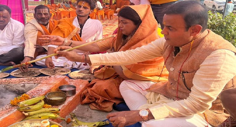 Gonda : समाजसेवी ने कराया दुर्गा मन्दिर का सुन्दरीकरण