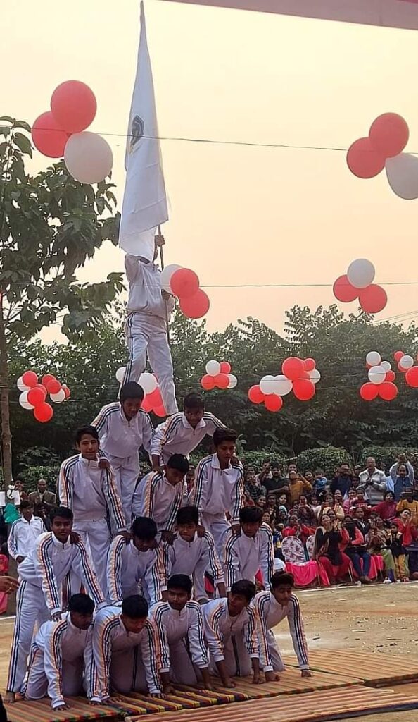 Gonda : गणतंत्र दिवस के परेड में शामिल होगा इंद्रा स्कूल का डम्बल ड्रिल