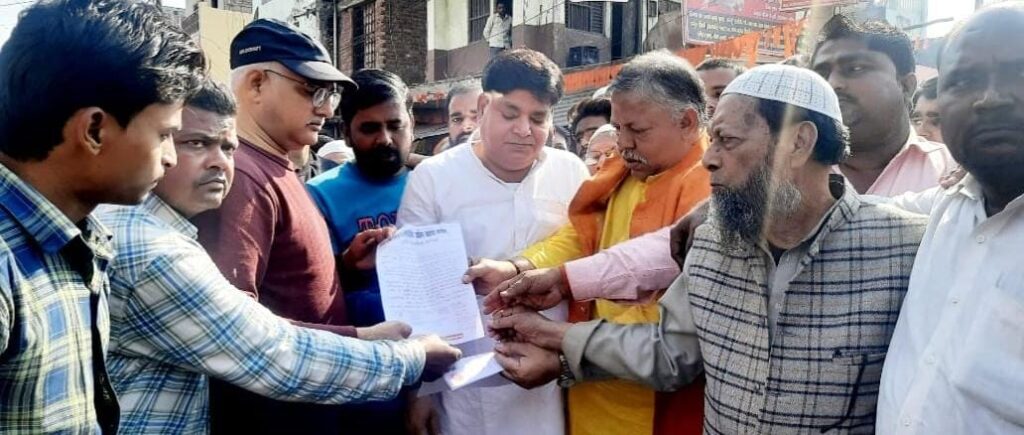 Gonda : सर्वे के विरोध में उतरे व्यापारी, SDM को सौंपा ज्ञापन