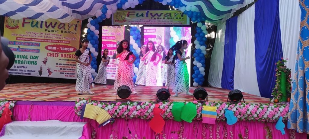 Gonda : फुलवारी पब्लिक स्कूल का 8वां वार्षिकोत्सव संपन्न